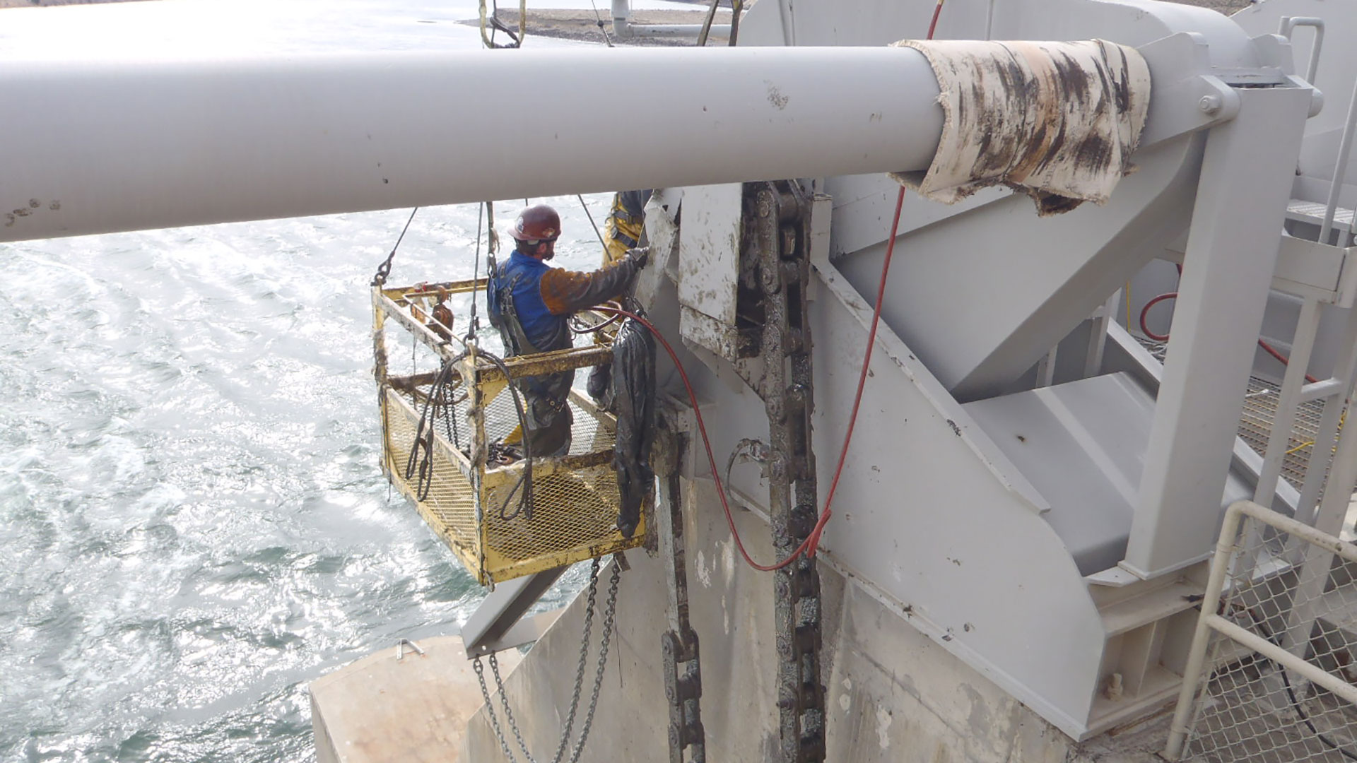 Wanapum Dam Tainter Gate Chain - repair